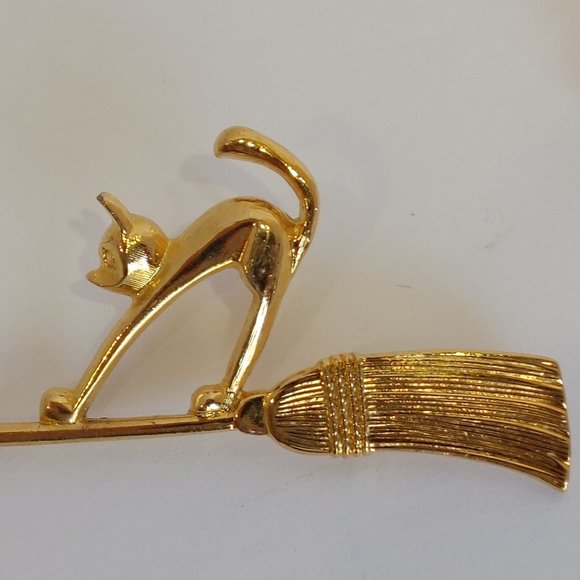 Vintage Halloween Scaredy Cat Witch's Broom Gold Tone Brooch Pin - Picture 2 of 7